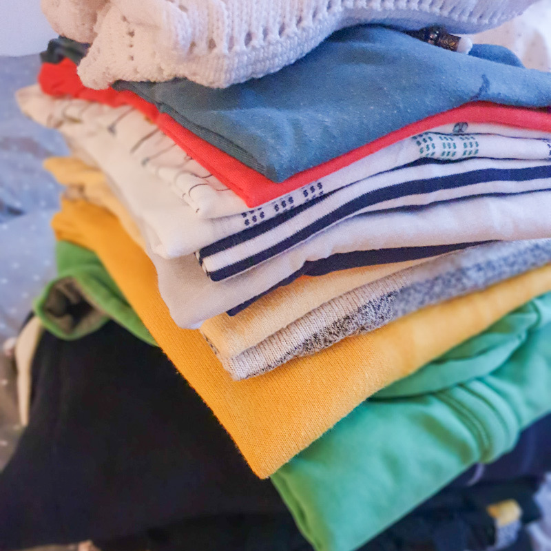 Mein Ausmist-Stapel des heutigen Tages. Ein bunter Haufen Kleidung und ein Schritt in Richtung „nachhaltiger, sinnvoller Kleiderschrank“