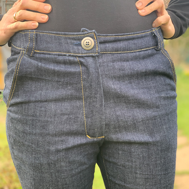 Frontale Ansicht der selbstgenähten Jeans nach einem Schnitt von Stofflounge Couture.