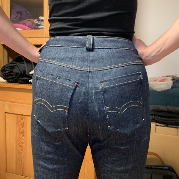 Selbstgenähte Jeans - Optimierte Gesäßtaschen nach Verkleinerung und besserer Positionierung 