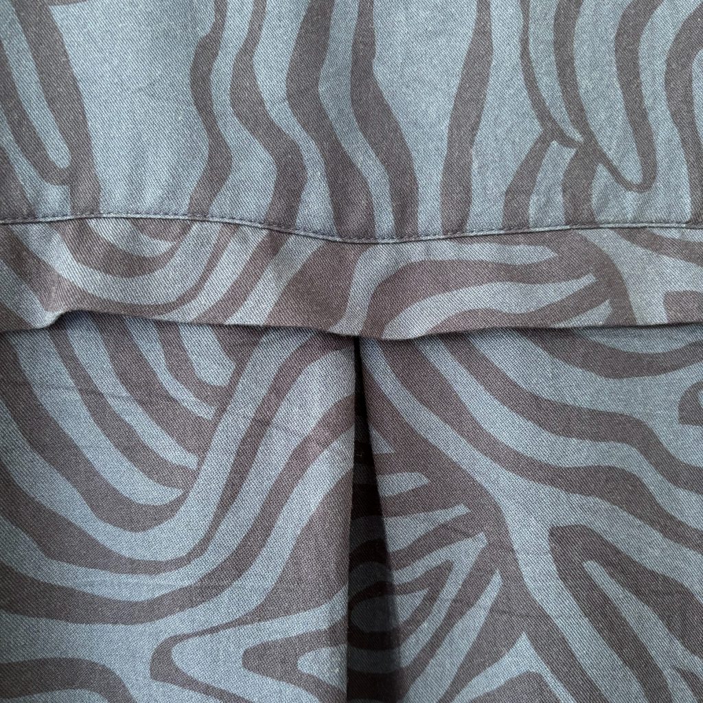 Detailansicht von der Rückenpasse mit Kellerfalte und Klappenansatz - Hemdblusenkleid Sewalong