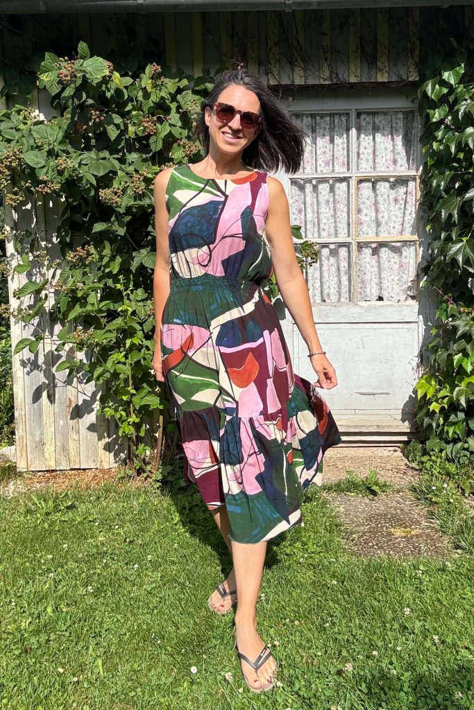 Kombination aus zwei Schnittmustern: Ein Sommerkleid aus Bluse Carla und Kleid Paola von La Bavarese aus einem Viskose-Traum von Atelier Jupe.