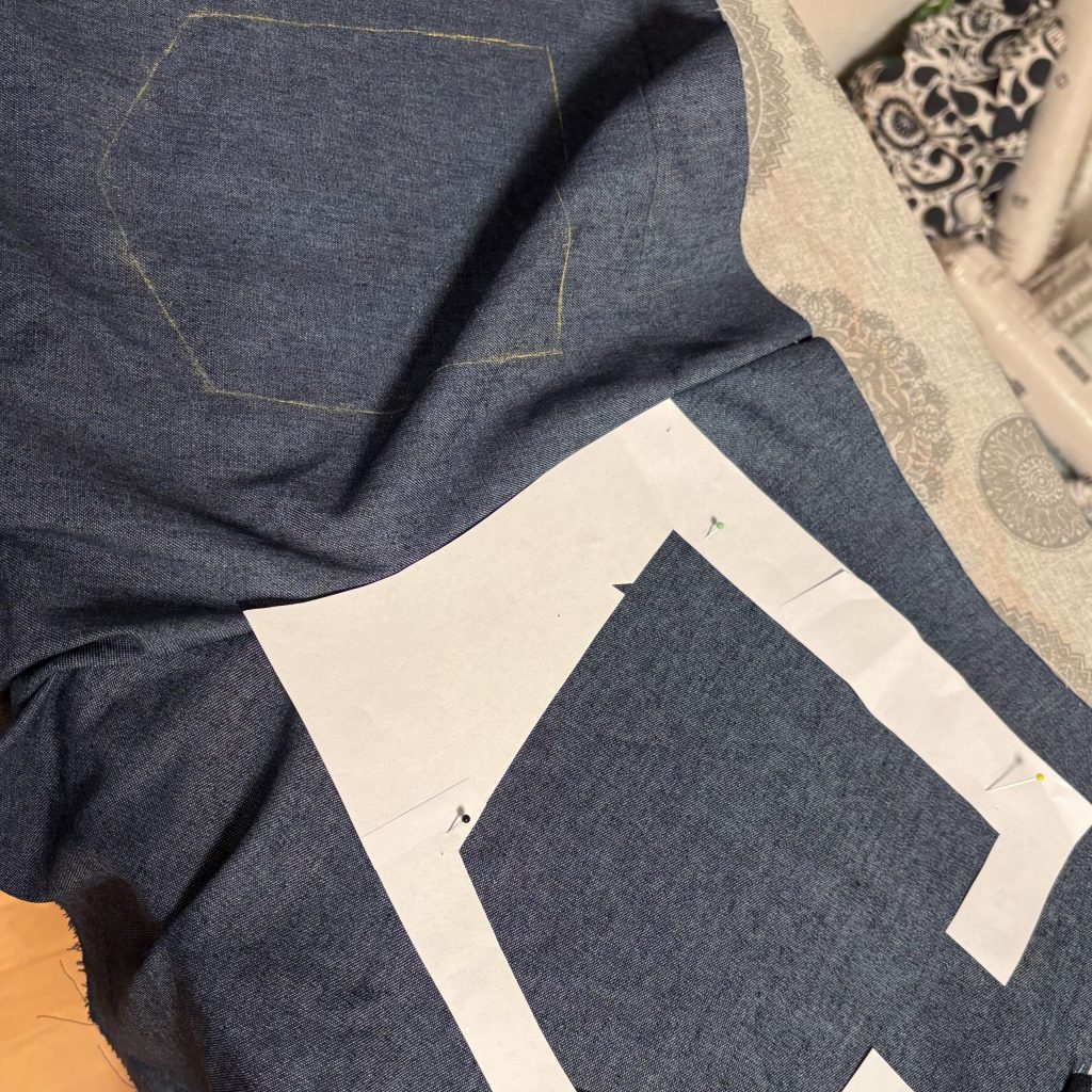 Hinterhose mit aufgezeichneter Taschenposition und Schablone der Barrel Leg Jeans.