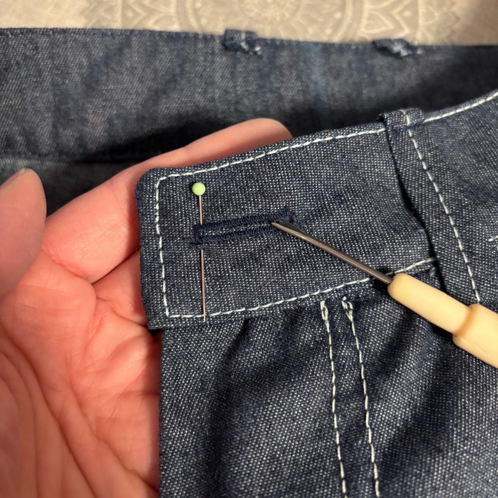 Knopfloch vor dem Öffnen - wie immer ein Zittermoment.