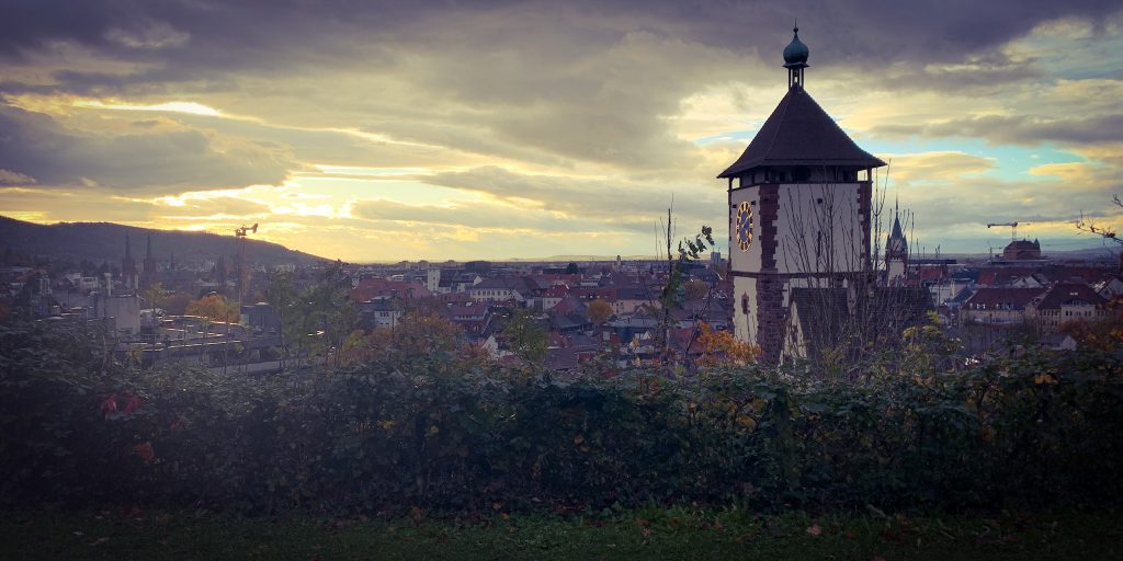 Titelbild: Blick über Freiburg - Schlossberg Richtung Schwabentor
