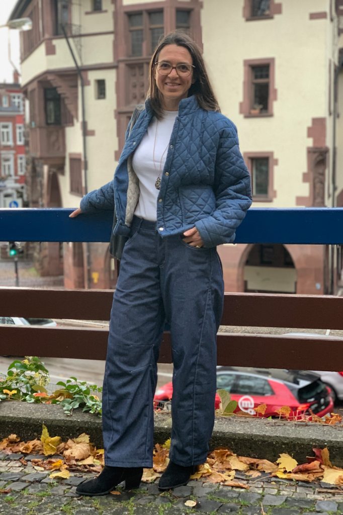 Im Hintergrund das Schwabentor in Freiburg.