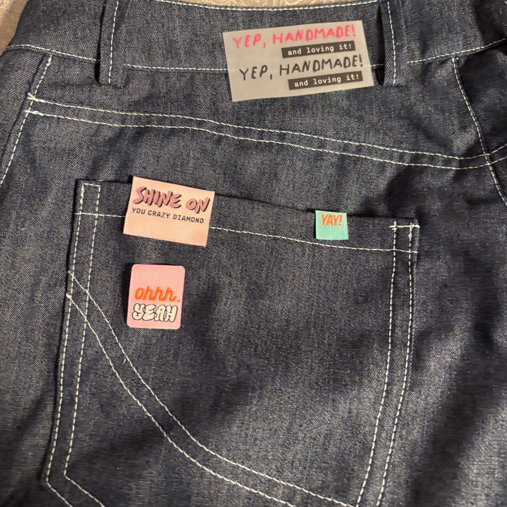 Mögliche Positionen um vorhandene Labels zu platzieren auf der Hinterhose - am Hosenbund als Bügelbild oder an der Tasche?