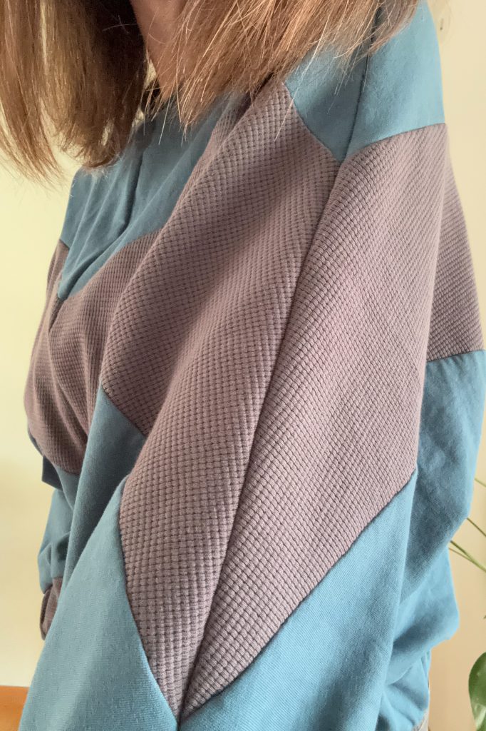 Rava Sweater - Ärmelansicht mit exakt aufeinander treffenden Nähten.