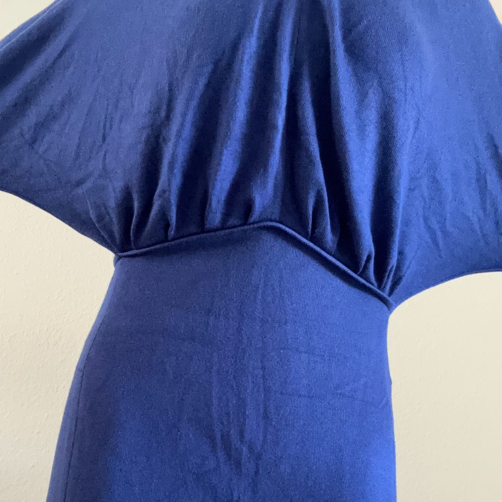 Frontansicht der Ansatznaht der Taille mit Faltenlegung. 