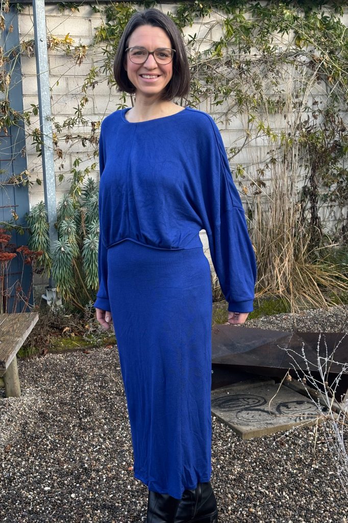 Glücklich im Weihnachtskleid 2025