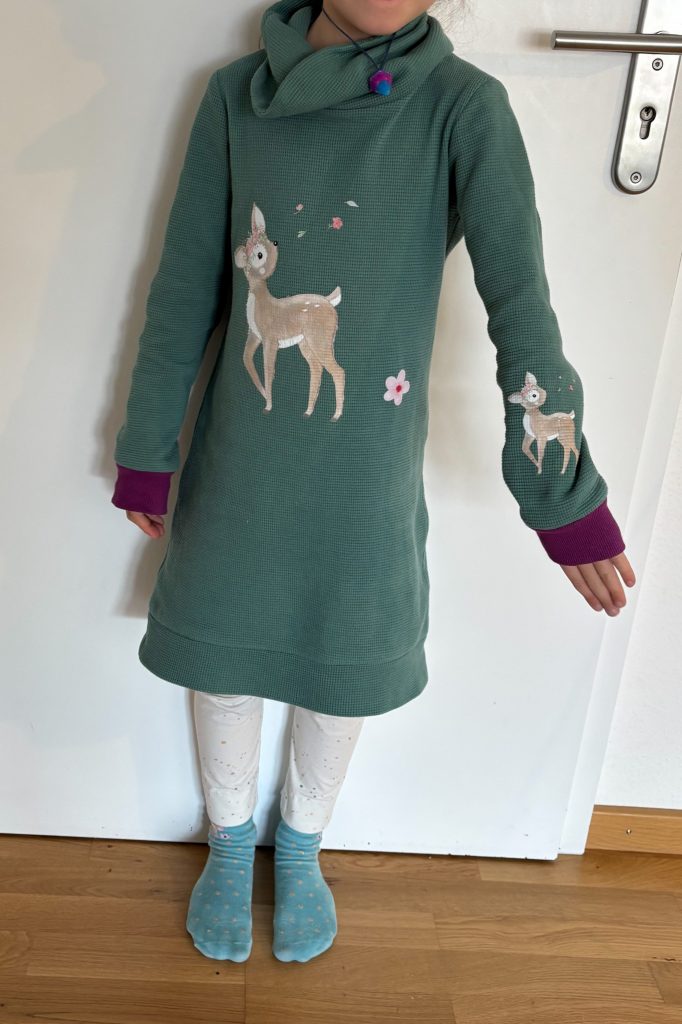 Winterkleid mit Reh-Bügelbild