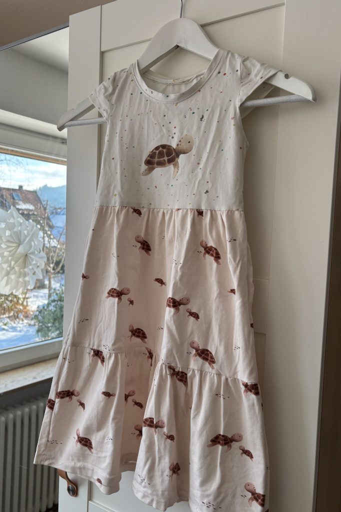 Einschulungskleid mit Stoff von Krümelchen und Kuchen Stoffe