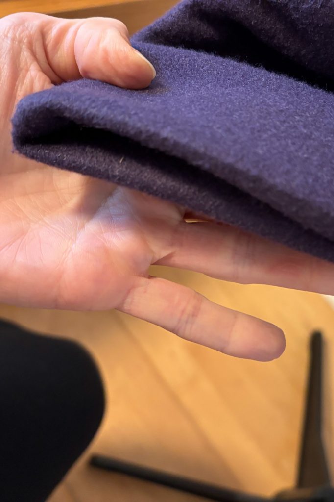 Die Außensäume muss ich nun noch unsichtbar miteinander verbinden, damit nichts aufklafft und verrutscht.