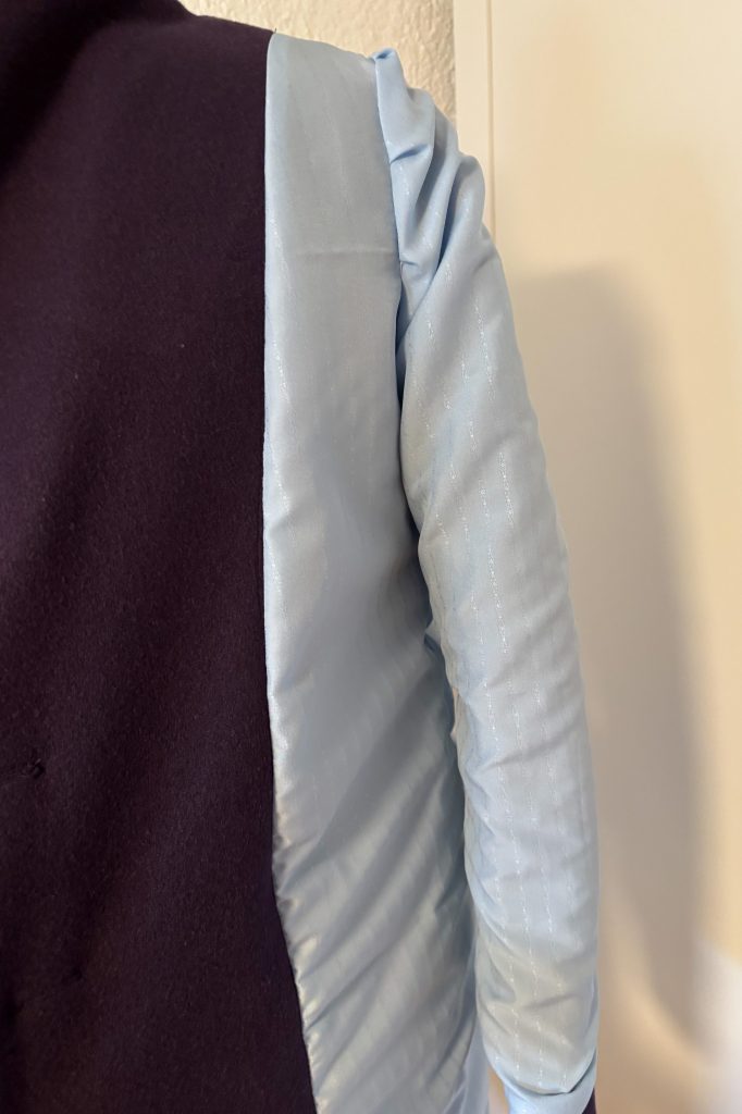 Ärmelansatz - hier habe ich die Mehrweite in kleine Falten gelegt, gefällt mir meistens besser als zu kräuseln.