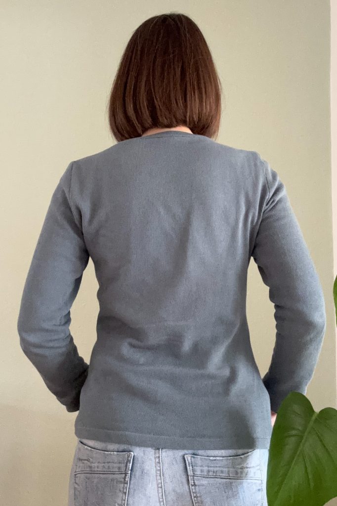 Rückenansicht des Oberteils. Ein praktisches Basic-Oberteil