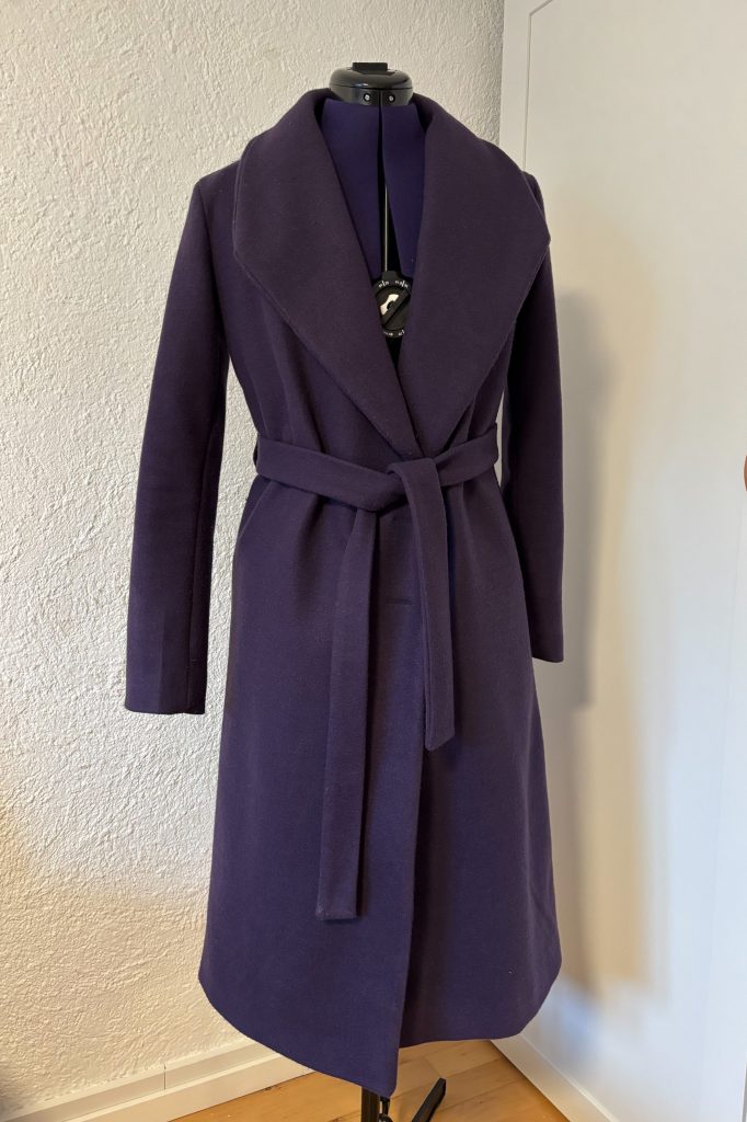 Der Mantel von außen - erstaunlich gut drapiert auf der Puppe, zeigt aber noch nichts vom Futter. 