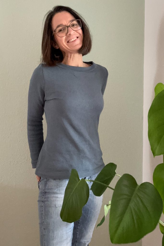 Kibadoo Greta als schmaler Langarm-Pullover aus einem rauchblauen Strickstoff aus Baumwolle