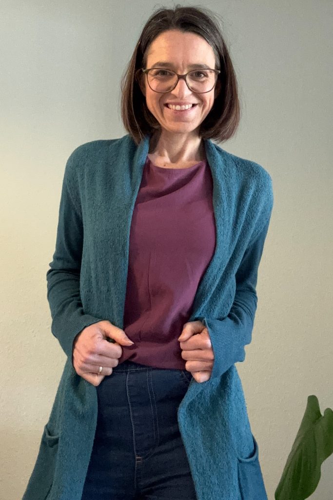 Noch schnell was übergeworfen, damit ihr erkennt, wie toll sich das Top auch mit Blazer oder Cardigan oder Jeansjacke macht.