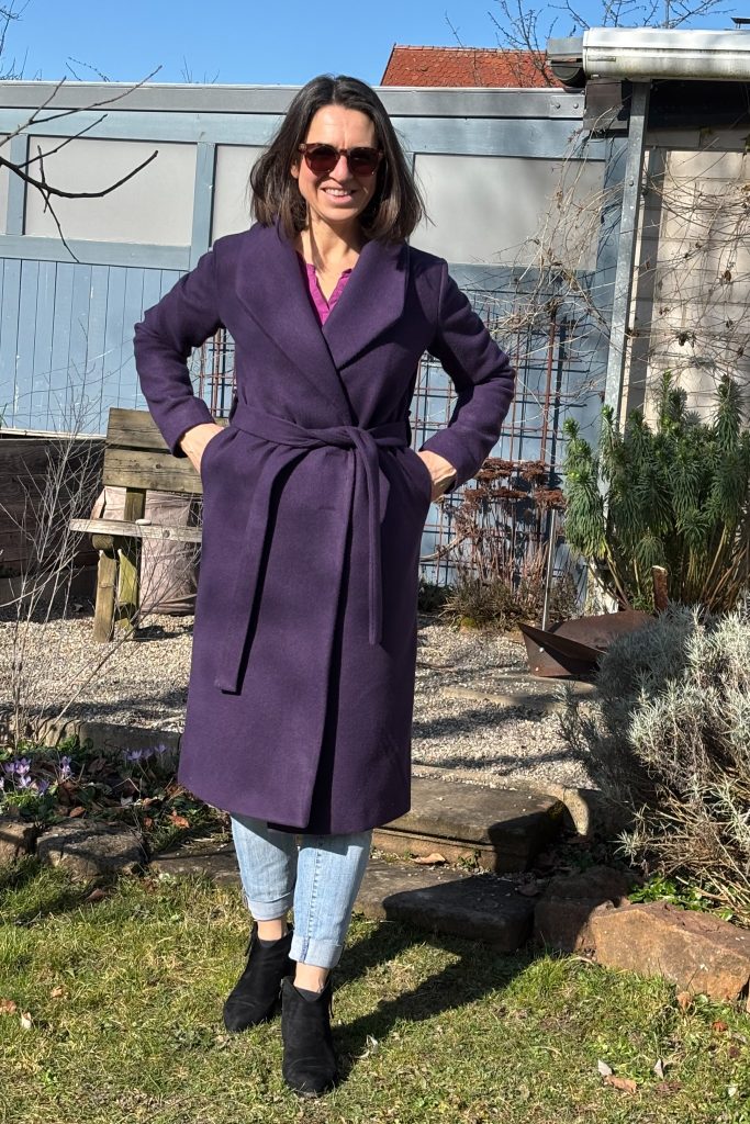 Noch nicht fertig fürs erste Bild, aber so sieht der Mantel geschlossen aus - die Knöpfe sind bis heute Fake, da die Knopflöcher einfach nicht gut werden wollten...