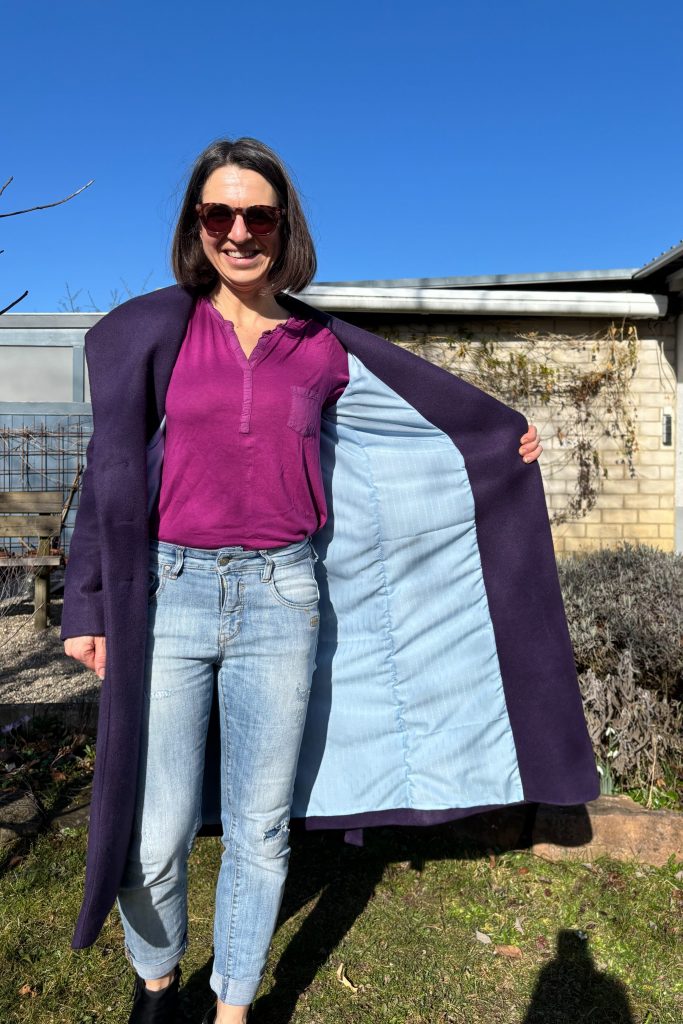 Mit dezentem Doppelkinn - aber dafür seht ihr hier das Futter ganz gut. Gebügelt habe ich (noch) nicht.