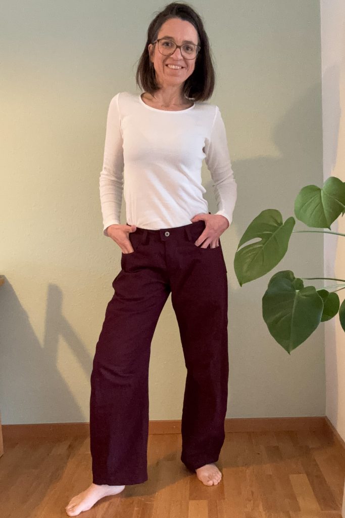 Ansicht der Hose, angezogen mit weißem Longsleeve.