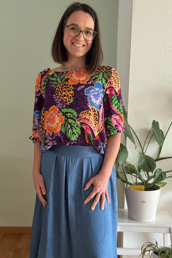 Als Outfit mit der neuen Bluse gefällt mir der Rock sehr. Die Bluse verdeckt so getragen auch die nervigen Knubbel.
