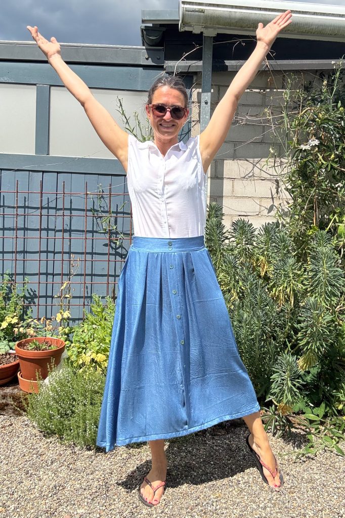 Sommeroutfit für heiße Tage in Büro oder unterwegs mit Freunden.