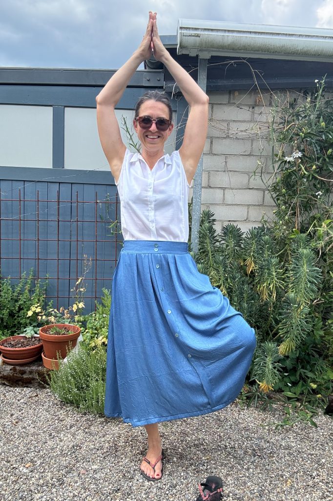 Yogapose der Baum im neuen Sommerrock Pikka von Kibadoo.