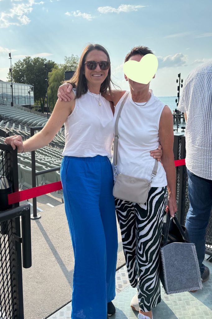 Mit Mama vor der Seebühne der Bregenzer Festspiele.