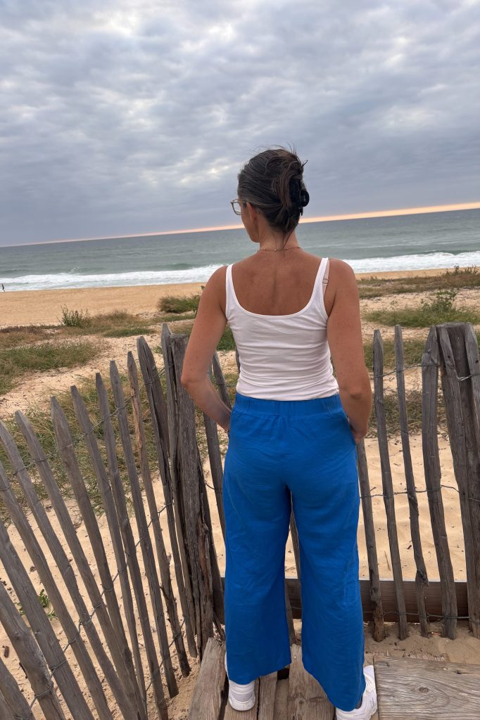 Rückenansicht der zweiten Hose Peter mit Blick auf den Atlantik.