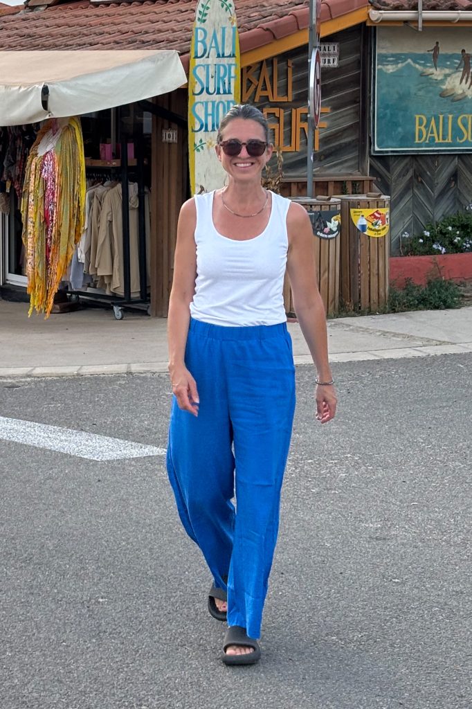 Lässig mit Hose Peter vor einem der Surf-Shops.