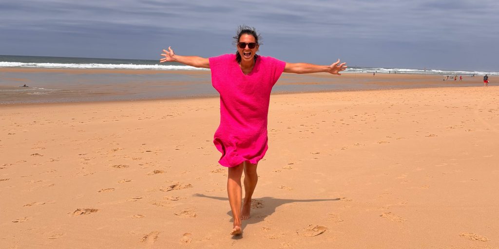 Header: Dabei sein ist alles - am Atlantikstrand mit einem einfachen Strandkleidchen / Überwurf