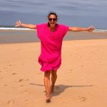 Header: Dabei sein ist alles - am Atlantikstrand mit einem einfachen Strandkleidchen / Überwurf